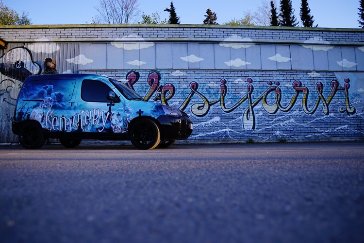 Suomen kauhein Citroën Berlingo Cemetery-graffiteipattu Vesijärvi-graffitin edessä – Crawling Thru Finland 2025.